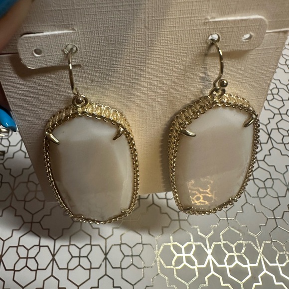 VGUC Kendra Scott Mother of Pearl / Gold Deily Earrings - Picture 4 of 6